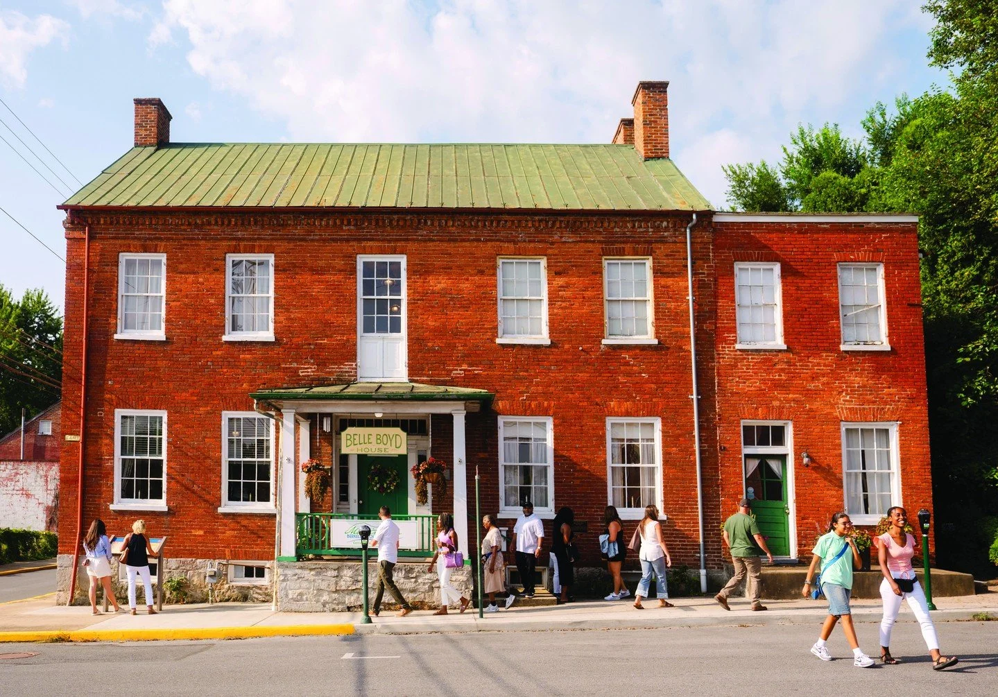 🏛️ Visit the Belle Boyd House, the childhood home of famed Confederate spy Belle Boyd. This stalwart young woman crossed military lines several times to deliver messages to General Stonewall Jackson during the Civil War.
After the war, Belle began a
