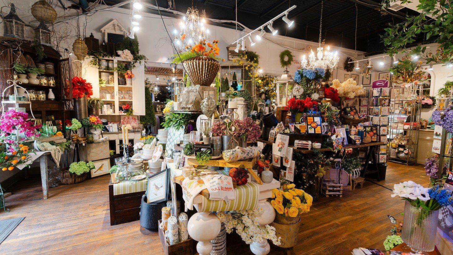 🛍️ Shop small, shop local, shop Martinsburg!
Discover unique gifts and local treasures along Queen Street, from handmade art and home d&eacute;cor to West Virginia-made glass and sweet treats from Defluri&rsquo;s Chocolates.
Support small businesses
