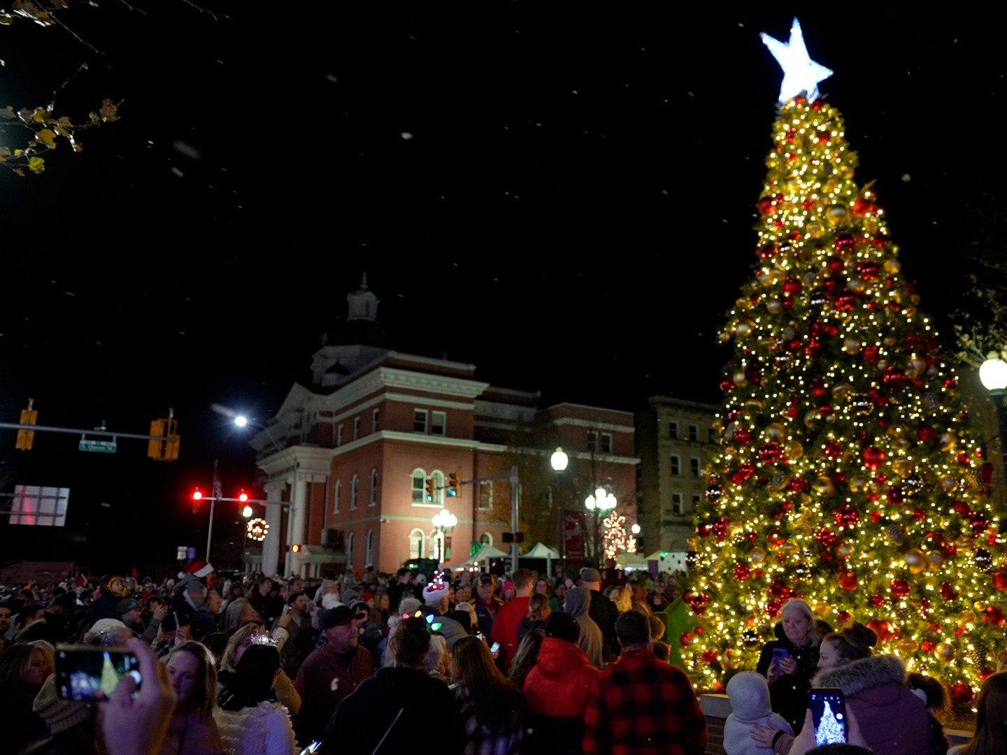 🎄✨ Christmas on Main is almost here!
Join @mainstreetmartinsburg_ on Friday, December 6th in downtown Martinsburg for festive music, food trucks, a holiday market, and fun activities for the whole family. Enjoy the tree lighting, grab some cocoa, an