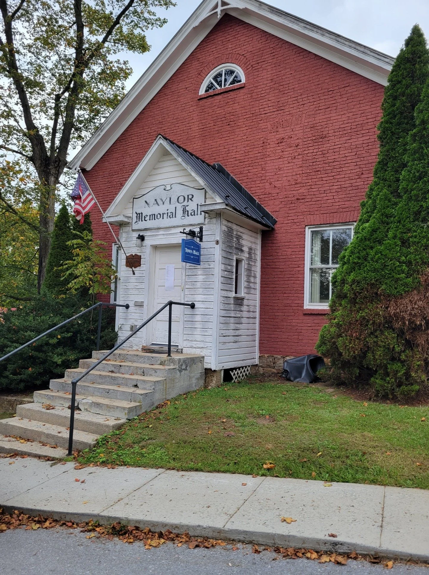 For this #architecturethursday is Naylor Hall which can be found in Hedgesville, WV. This building was built in 1790 as a church. Today it is known as the Hedgesville Community Center.

Learn more about Historic Hedgesville District at https://mapwv.