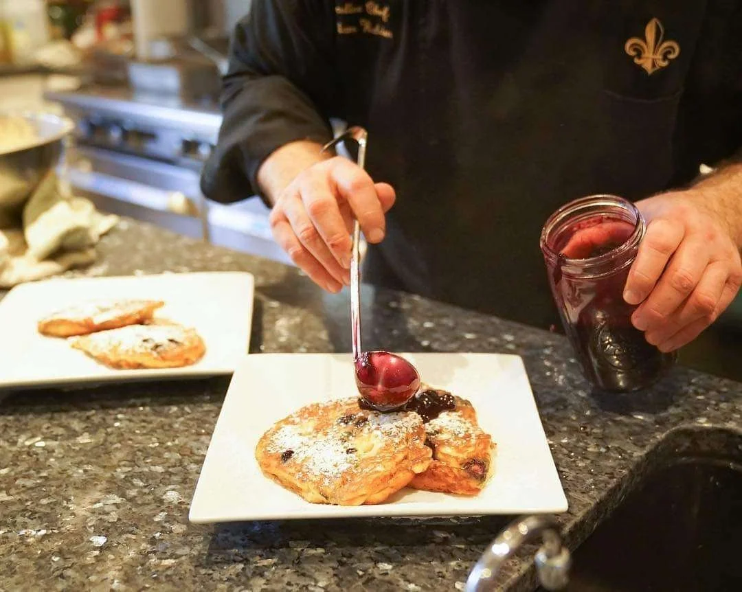 Slow days are best. Start with brunch, spend the afternoon exploring shops or museums, then end the day with at a favorite, Thai Martinsburg. Cozy, simple, and just right. ☕📖🍴