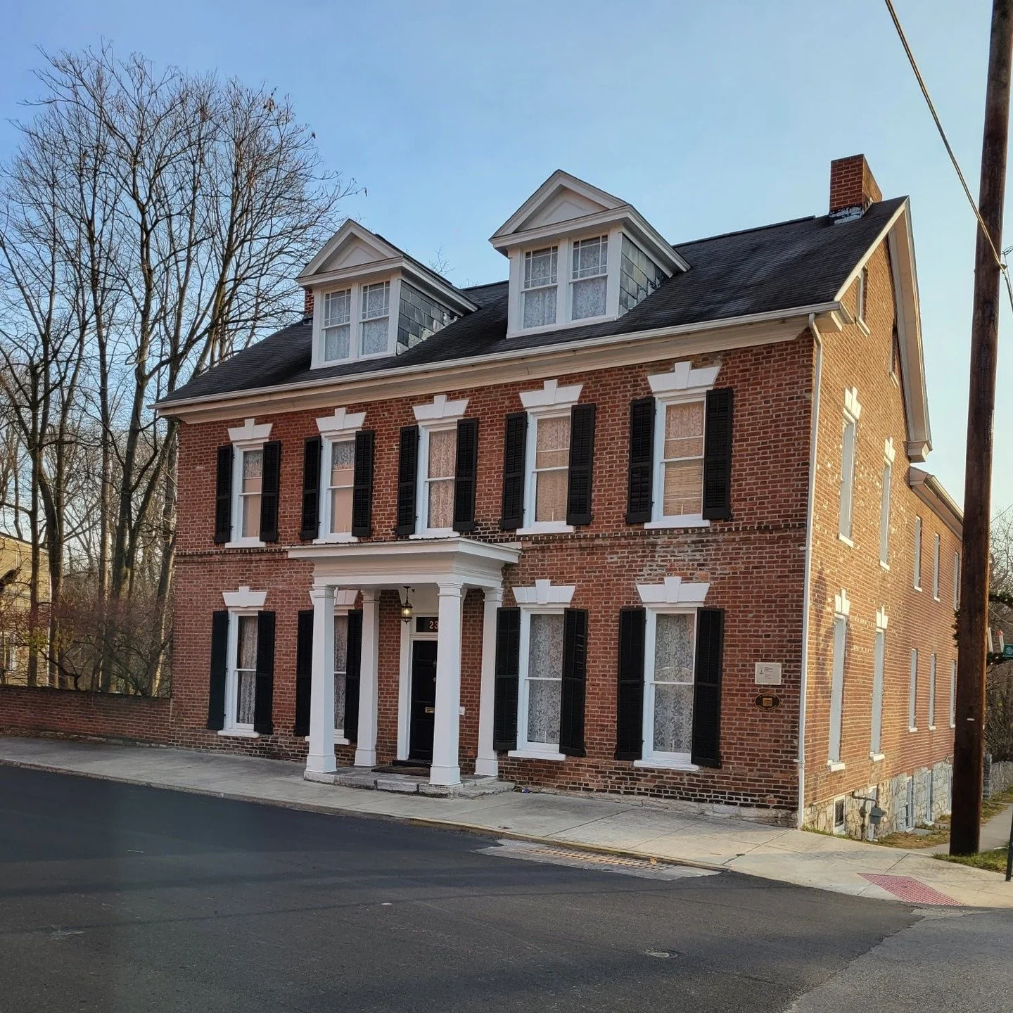 This lovely house is located at the corner of Water and John Street and is historically known as the O'Hara - Martin House. The house was built in 1790 and was the 1st electrified house in Martinsburg, WV in 1890. 

#architecturethursday #History #ar