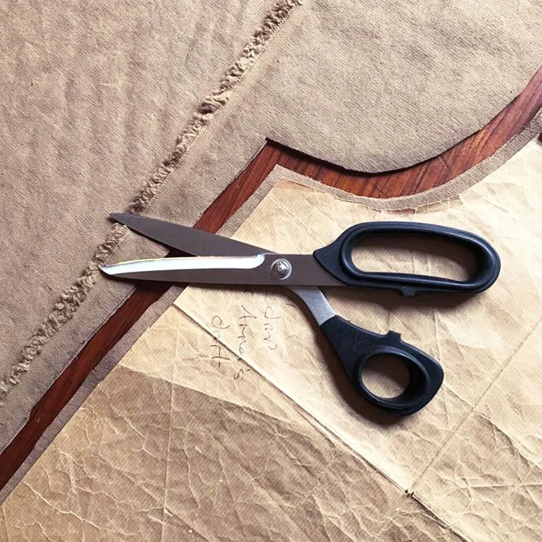 Hello lovely people! Today's update is a tribute to my favourite dressmaking scissors 🙌 ✂️ 🙌⁠⠀
⁠⠀
Here they are cutting the sleeve line of a new &quot;Earth&quot; coloured blade linen jacket. ⁠⠀
⁠⠀
Available in a range of 31 different colours ➡️ 45