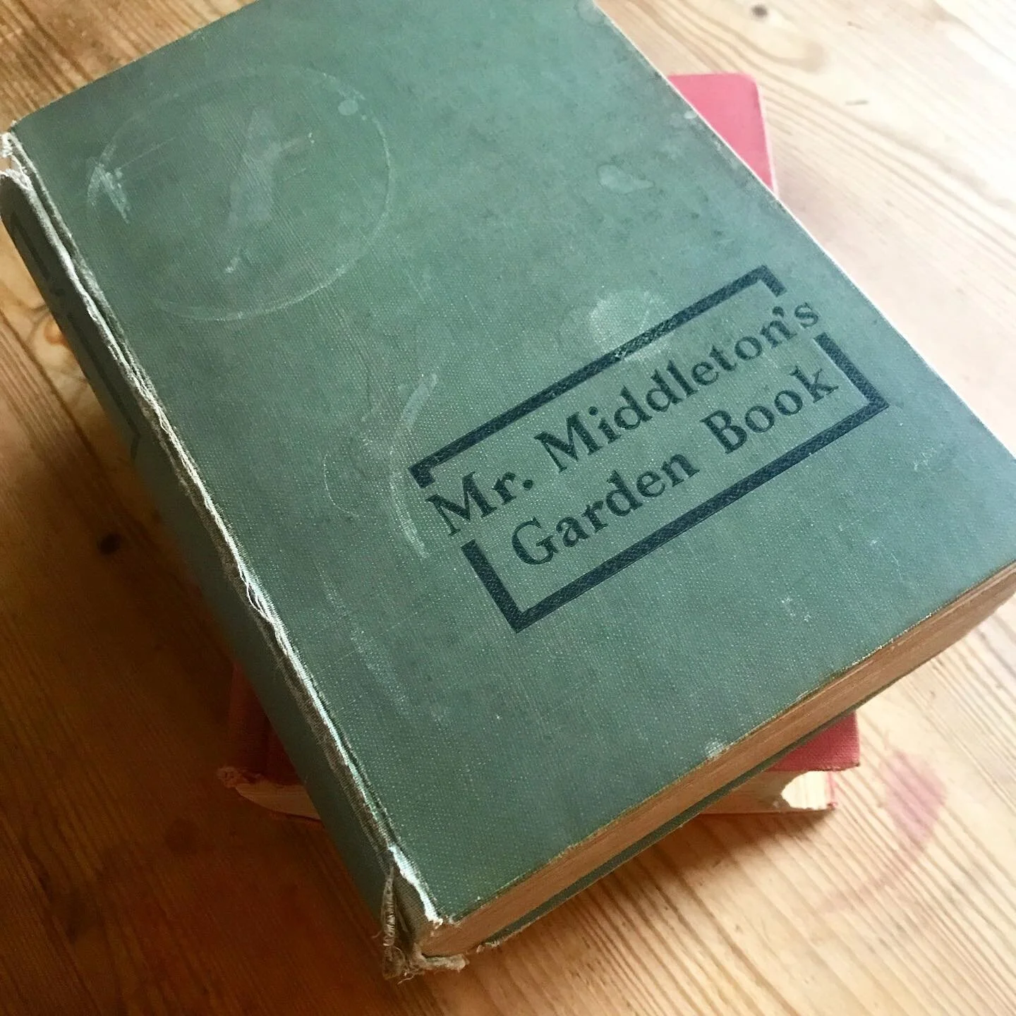 Mr Middleton's Garden Book has become somewhat of a family heirloom, handed down through the generations (thank you Aunt Lizzie)!⁠
⁠
Its valuable gardening tips have proven themselves priceless 🍀🌺🍀 and I simply adore the vintage photography and co