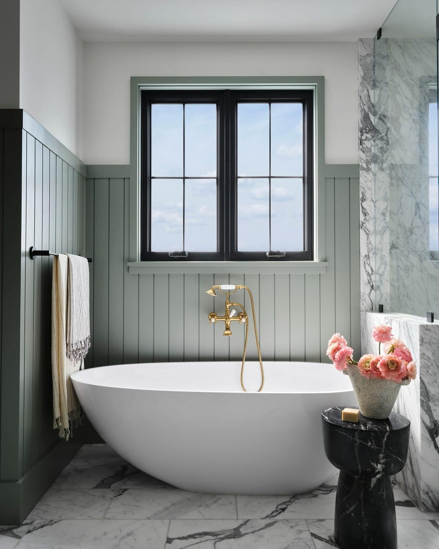 SIMPLIFYING STYLE: Our weekly design roundup

The past couple of weeks we have been busy picking paint colours and designing bathrooms, so our Simplifying Style roundup focuses on bathroom colours and panelling options we loved. Now, you know I usual