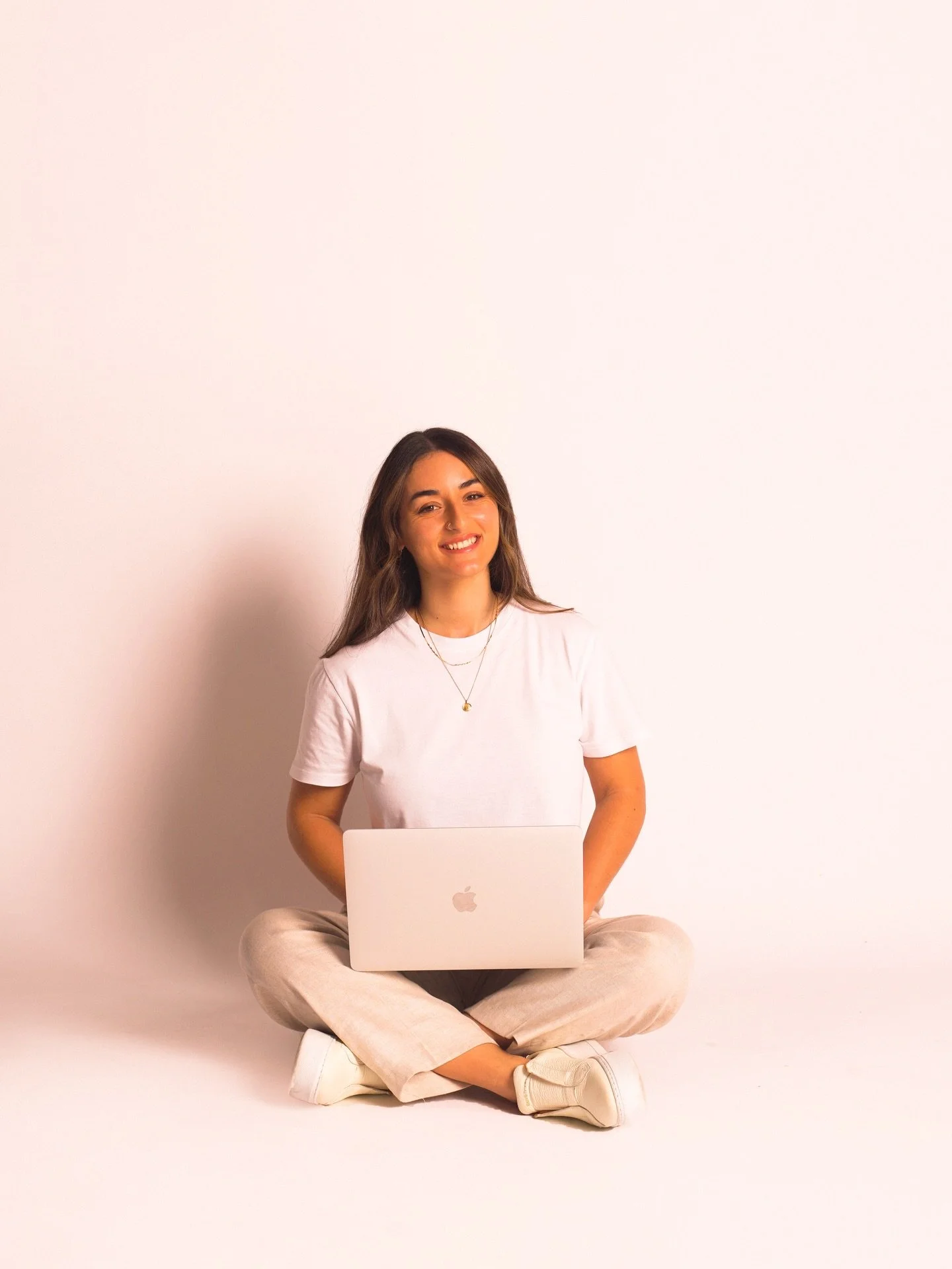 Holaaaa, I&rsquo;m Leila! 🤍  💻 Branding expert and Website designer, here to literally stop you from saying &ldquo;ugh, here&rsquo;s my website but it doesn&rsquo;t look good.&rdquo;

Professional Mind Reader is a bit of a stretch, but it&rsquo;s p