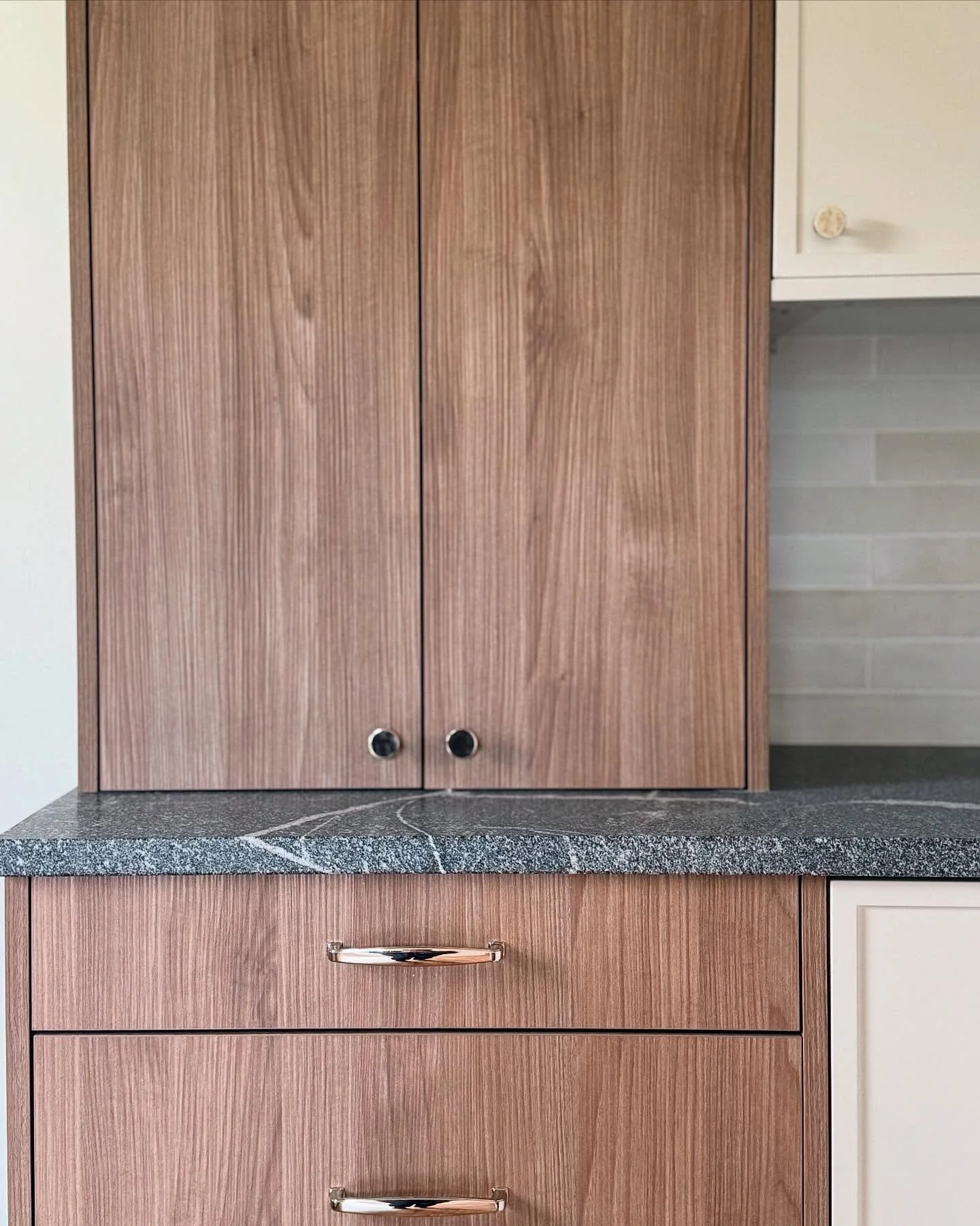 Warm wood, creamy cabinetry, and tailored details&mdash;this kitchen design is all about timeless simplicity.

Design: Katrina Himes Design

#KitchenDesign #MetroDetroitDesigner #InteriorDesign #CustomKitchen #VirtualDesignServices #DetroitHomes #Mod