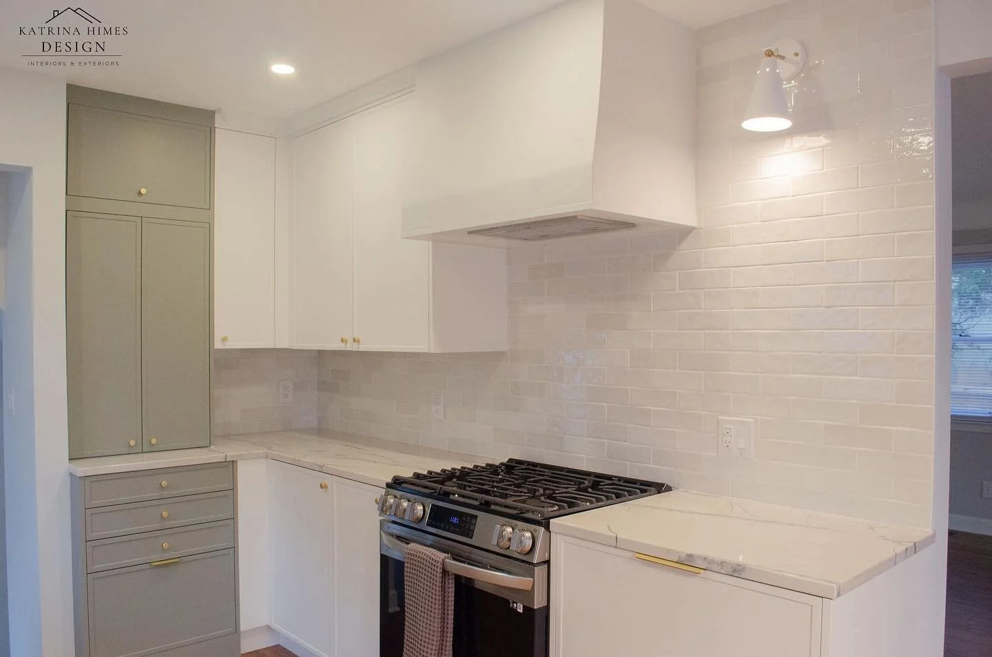 Design &amp; 📷: Katrina Himes Design

#kitchendesign #kitchenrenovation #kitchenremodel #kitcheninspiration #interiordesigner #kitchendesigner #michigandesigner #virtualdesigner #virtualinteriordesign #kitchencabinets #kitchenlayout