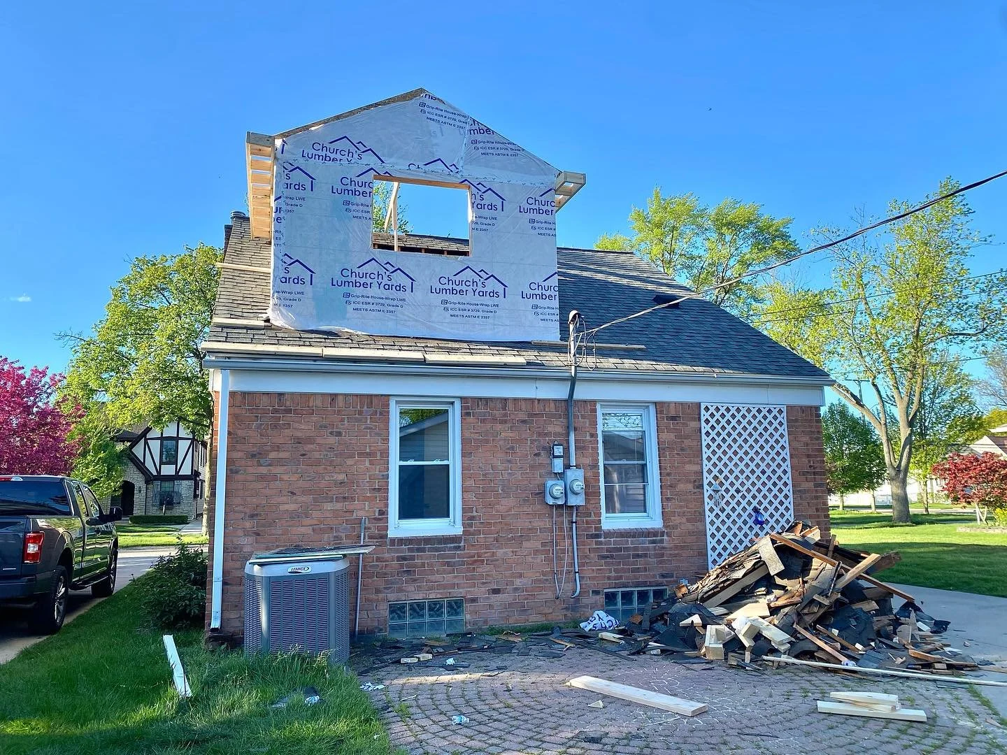 👷&zwj;♀️ Exterior framing is nearly done for this new bathroom dormer.

 #interiordesign #exteriordesign #bathroomdesign #bathroomdesignideas #bathroomdesigner #homeaddition #bathroomremodel #interiordesigndetroit #berkleymi #designispiration #homer