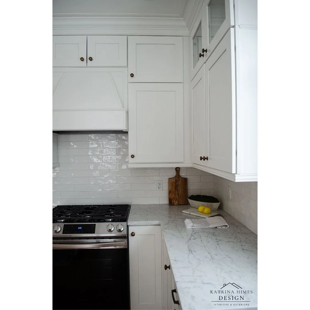 Design &amp; 📷: Katrina Himes Design

#kitchendesign #kitchenrenovation #kitchenremodel #kitcheninspiration #interiordesigner #michigandesigner #kitchencabinets #backsplash