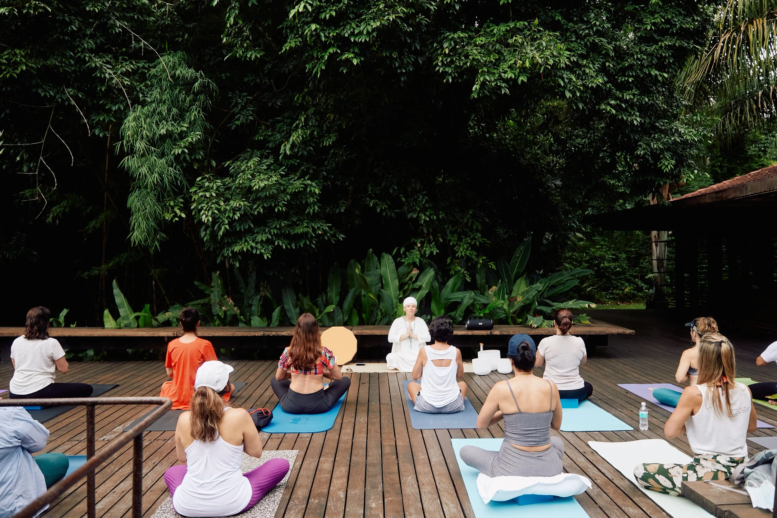 Ciência e espiritualidade: estudo indica que a prática de meditação durante retiros ou férias elevam o bem-estar de forma duradoura