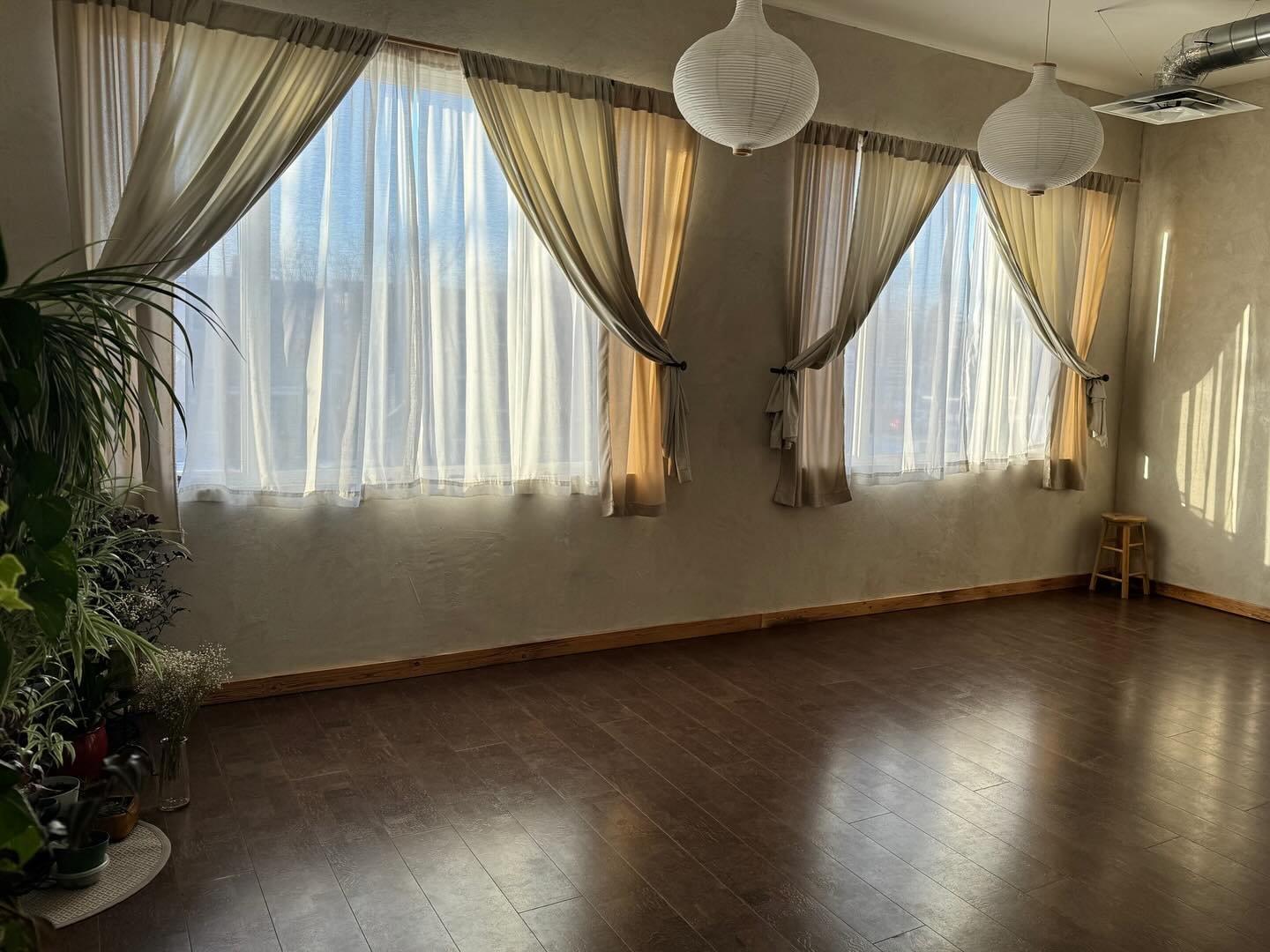 Are you a wellness practitioner looking for a space to share your offerings out of? ✨

Just some of the ideas to use our space for: 
-photographers
-massage therapists 
-acupuncturists 
-yoga teachers 
-reiki masters
-psychic mediums 
-tarot readers 