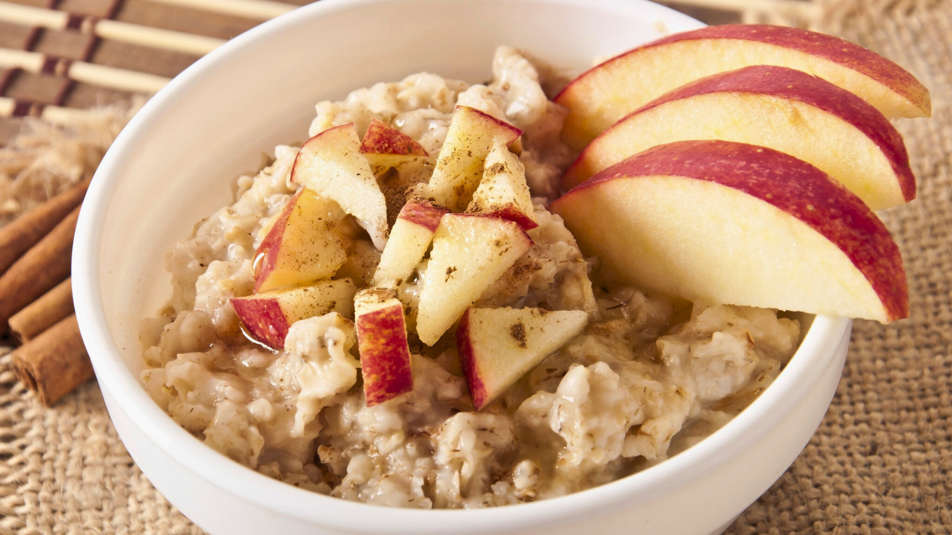 oatmeal with apple slices