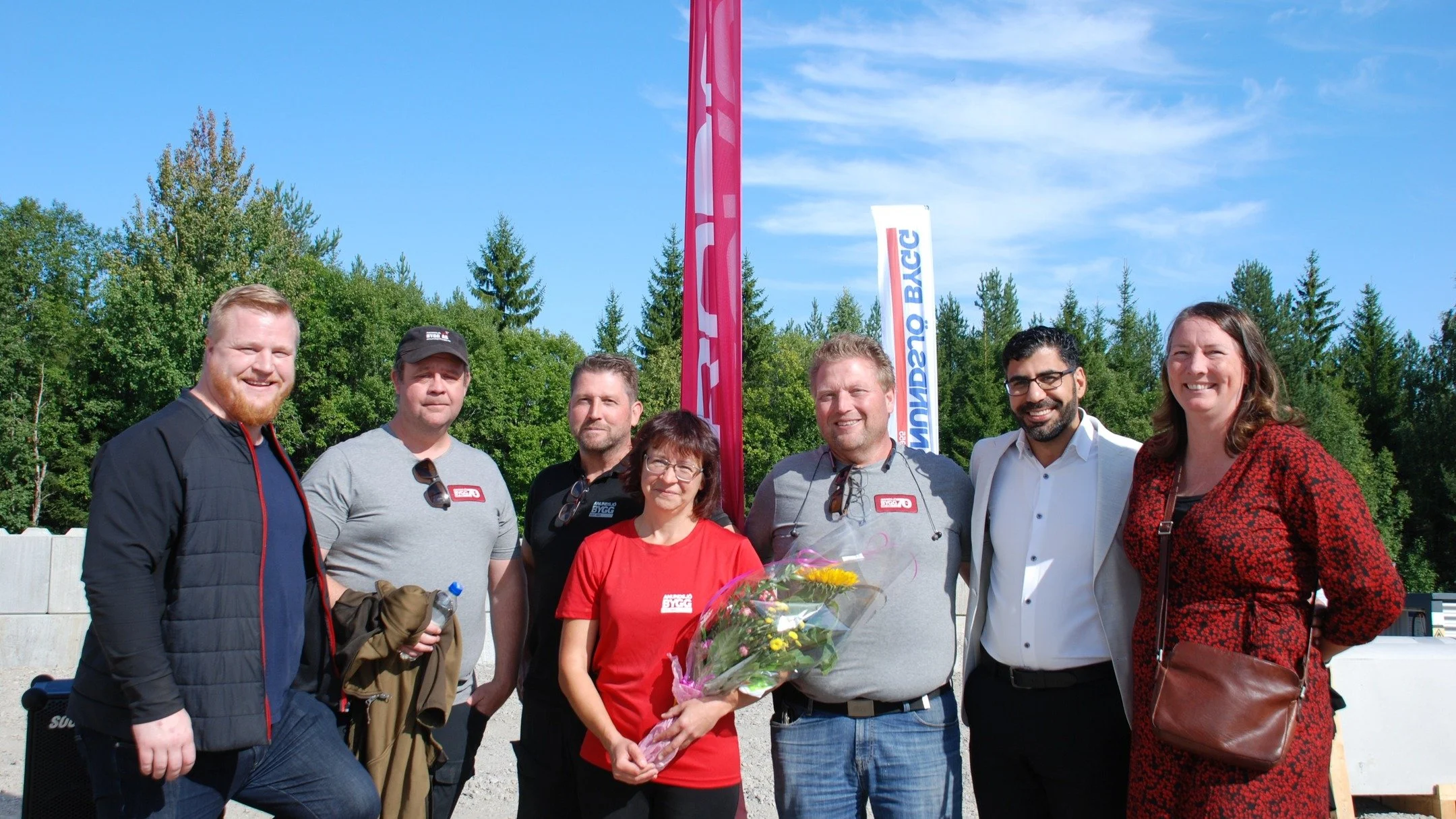 TACK f&ouml;r en fantastisk invigning!

Vi &auml;r helt &ouml;verv&auml;ldigade! uppskattningsvis 600 bes&ouml;kare kom f&ouml;r att fira &ouml;ppningen av v&aring;r nya betongfabrik tillsammans med oss. 

-500 hamburgare grillades
-Kaffe, fika &amp;