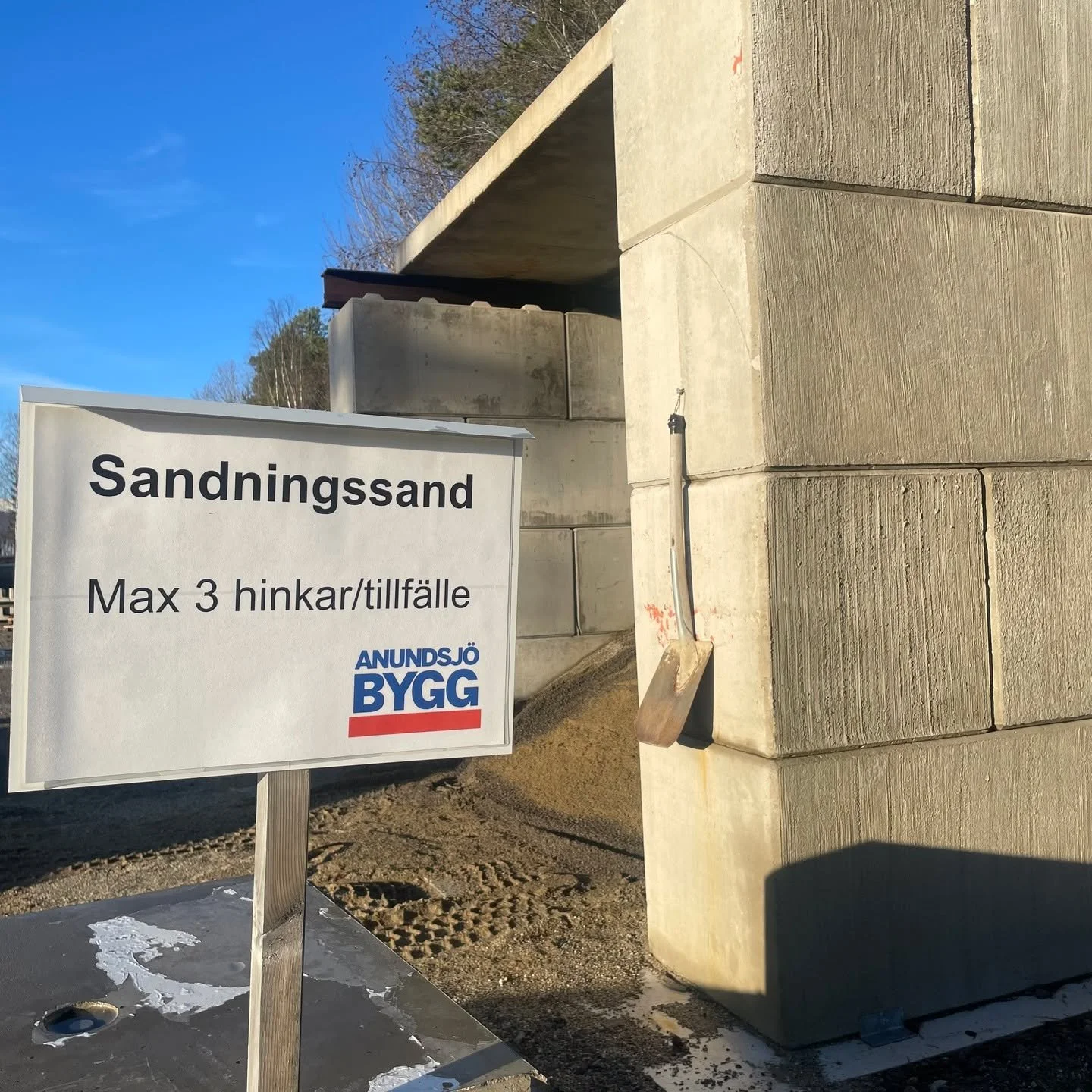 Nu kommer vintern!❄️

Likt som tidigare erbjuder vi gratis sandnings sand &aring;t alla i Anundsj&ouml;.

Sandfickan st&aring;r placerad innanf&ouml;r v&aring;ra grindar vid infarten mot 348an.

V&auml;lkomna att fylla era hinkar hos oss!
Obs! Max 3 