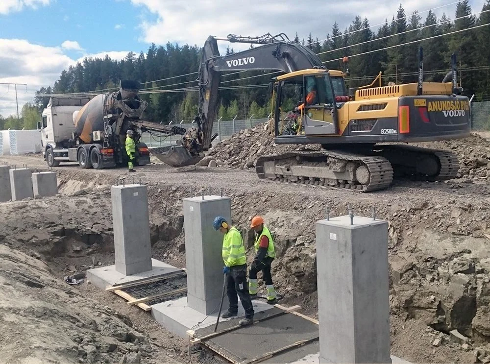 Människor och maskiner arbetar på ett ställverksjobb.