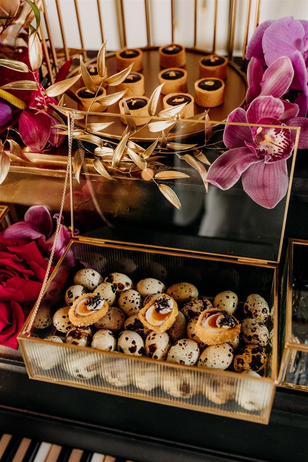 New to our canapes menu...Scotch Quail Eggs!
crispy quail egg, proscuitto, truffled aioli
..
It's perfection in one bite.
..
events@edgecatering.ca
..
Photography: @aileenchoiphoto
Floral: @flowerfactory 
Decor: @social_ingredients 
Venue: @thewallac