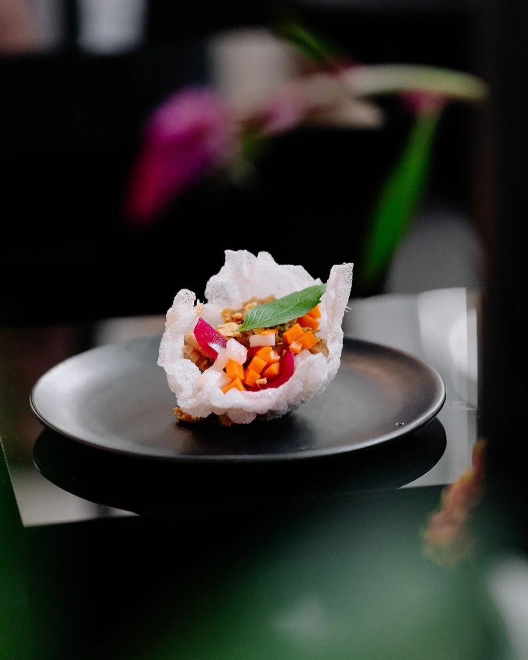 ✨ New drop alert! ✨ Say hello to our latest obsession: Chicken & Rice — but make it Edge-style! 😉🍗🍚
Think lemongrass chicken, crispy shallots, pickled pearl onions, Thai basil, cashews, and a cheeky rice crisp crunch to