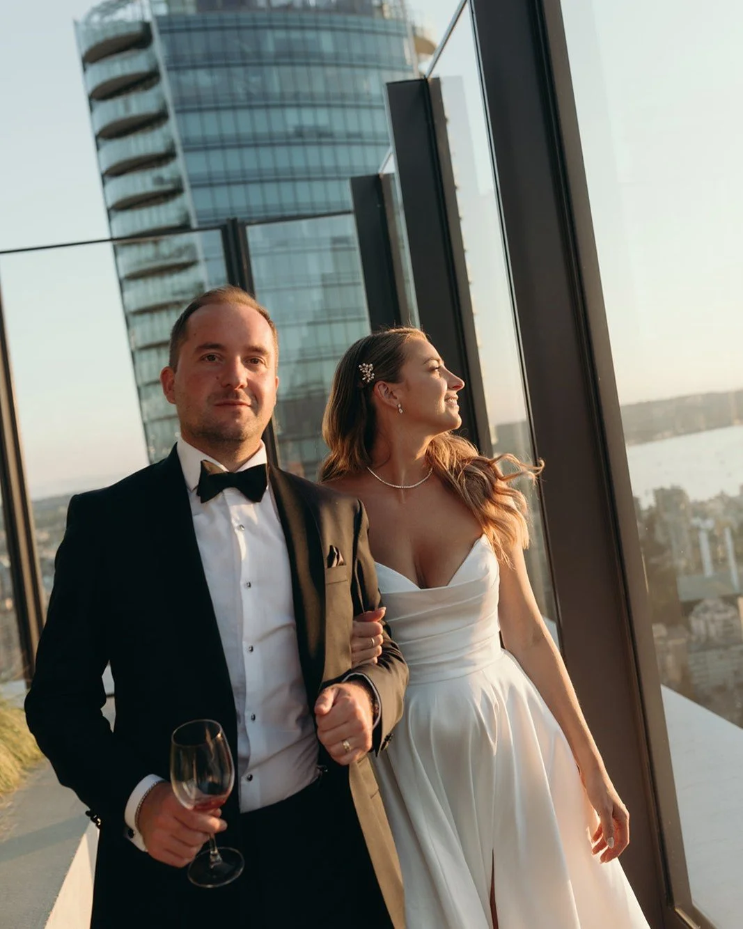 Love on the Rooftop! 💕🌆
Nothing makes our hearts happier than celebrating a couple&rsquo;s big day in the most unexpected, sky-high places &mdash; and The Stack Rooftop? She understood the assignment. 😍✨

K &amp; C&rsquo;s wedding was an absolute 