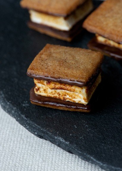 S&rsquo;more love, please 🖤
Dark chocolate.
House-made graham crackers.
Vanilla marshmallows.
Torched to order because of course they are 🔥
#SmoresSeason #TorchedToOrder