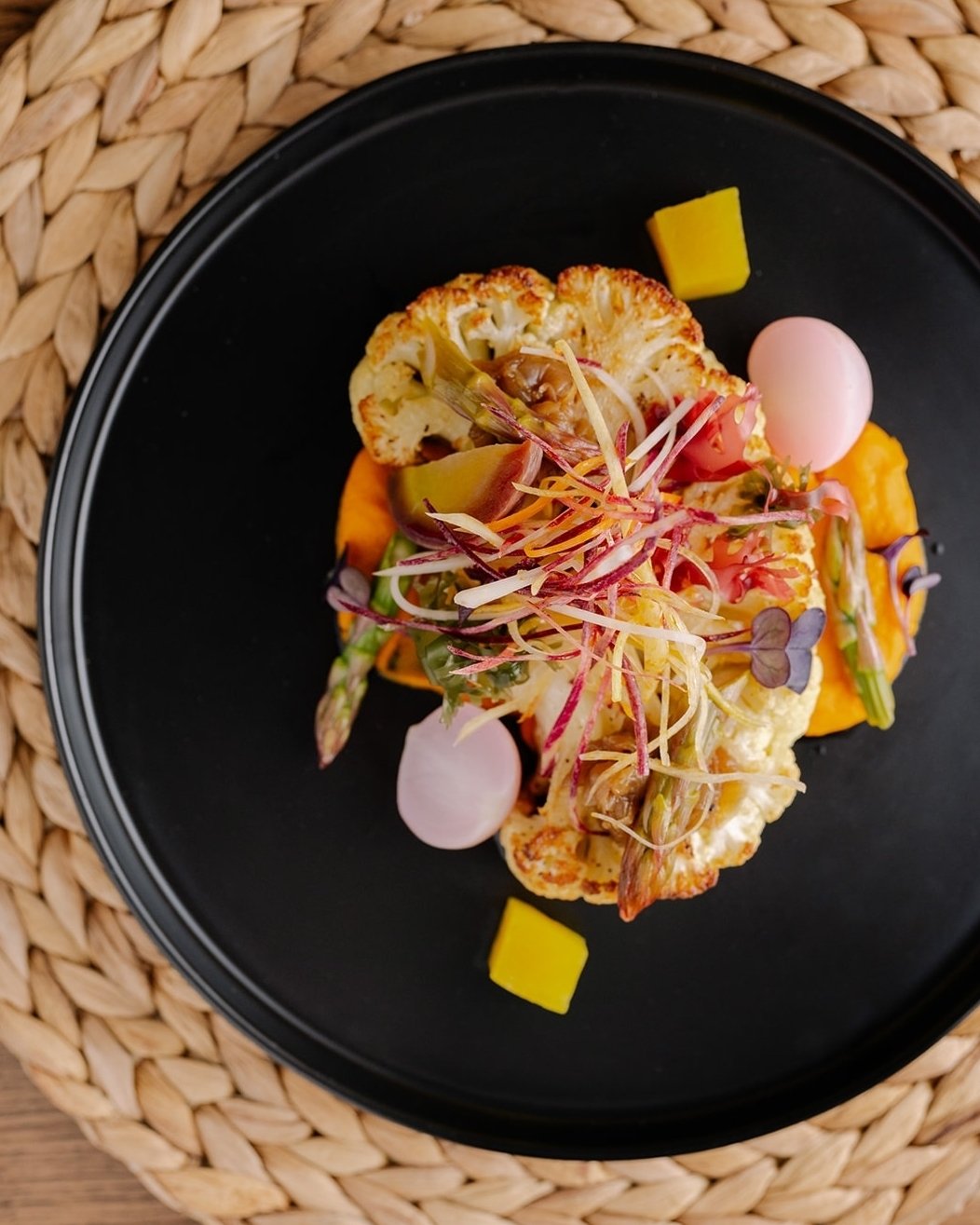 A vegan fave, done right.
Center-cut cauliflower steak 🔥
Caramelized onions, carrot fondant, crisp green papaya slaw
Finished with preserved lemon &amp; caper salsa verde + chef&rsquo;s seasonal veg

Big flavor. Plant-powered. Naturally VG/GF.
Come 
