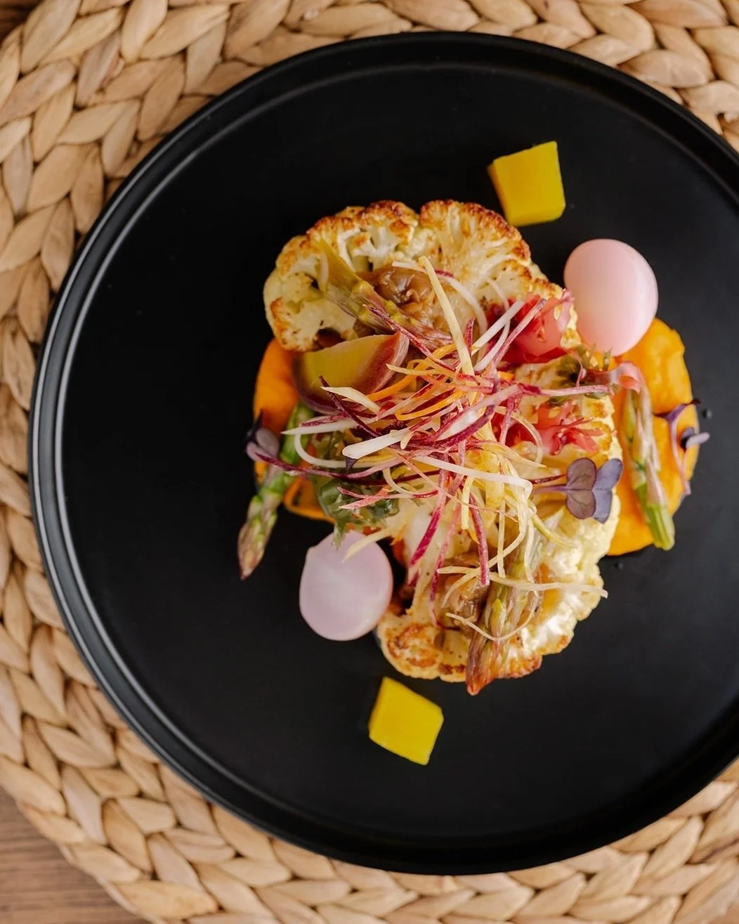 A vegan fave, done right.
Center-cut cauliflower steak 🔥
Caramelized onions, carrot fondant, crisp green papaya slaw
Finished with preserved lemon &amp; caper salsa verde + chef&rsquo;s seasonal veg

Big flavor. Plant-powered. Naturally VG/GF.
Come 
