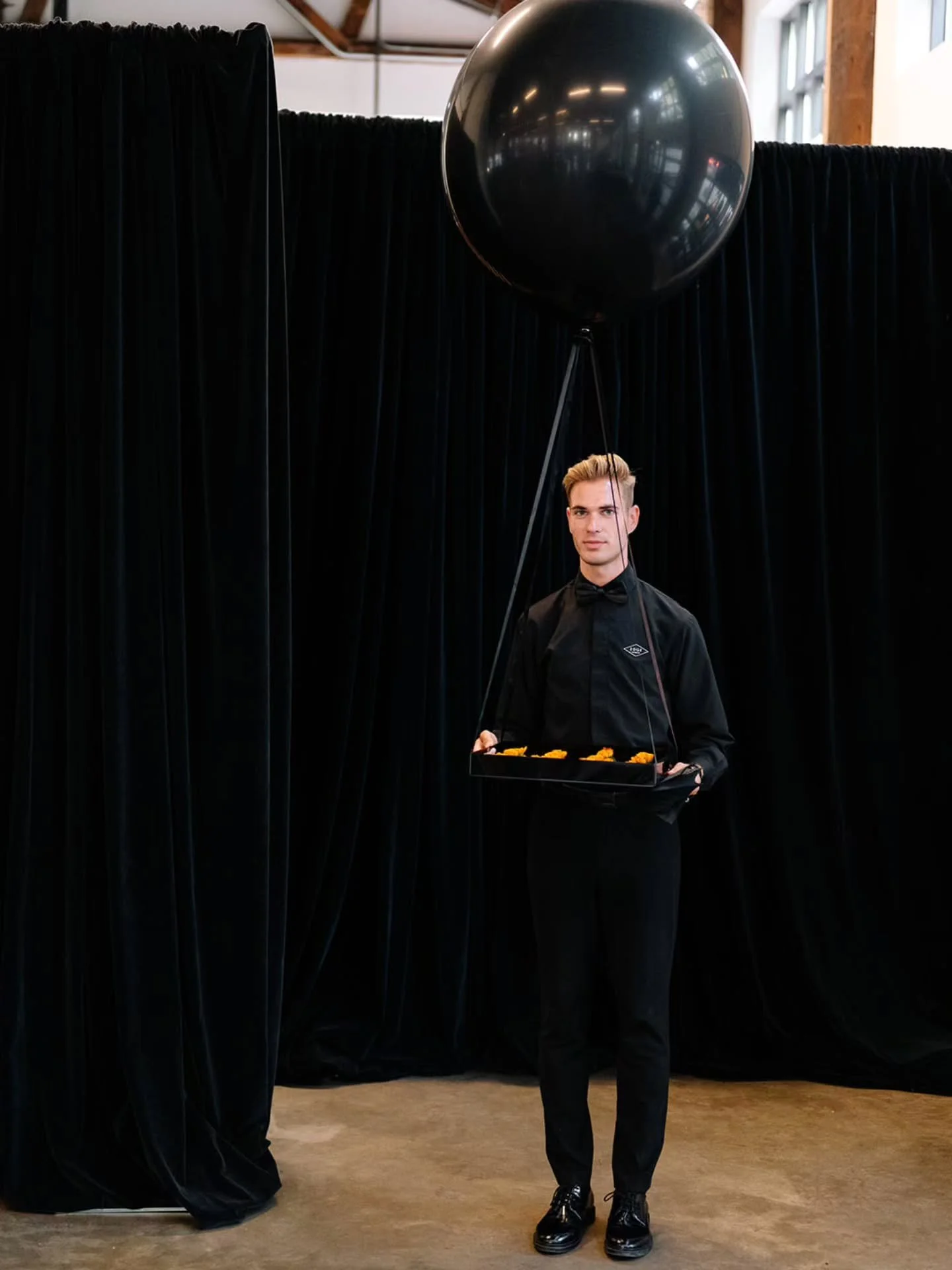 Culinary presentation that leaves your guests talking long after the last bite!

A flying tray lifted by helium balloons? Yes please! The perfect blend of playful design and unforgettable service moments.

Featured at The Garden Event 🌿

Venue: @pip