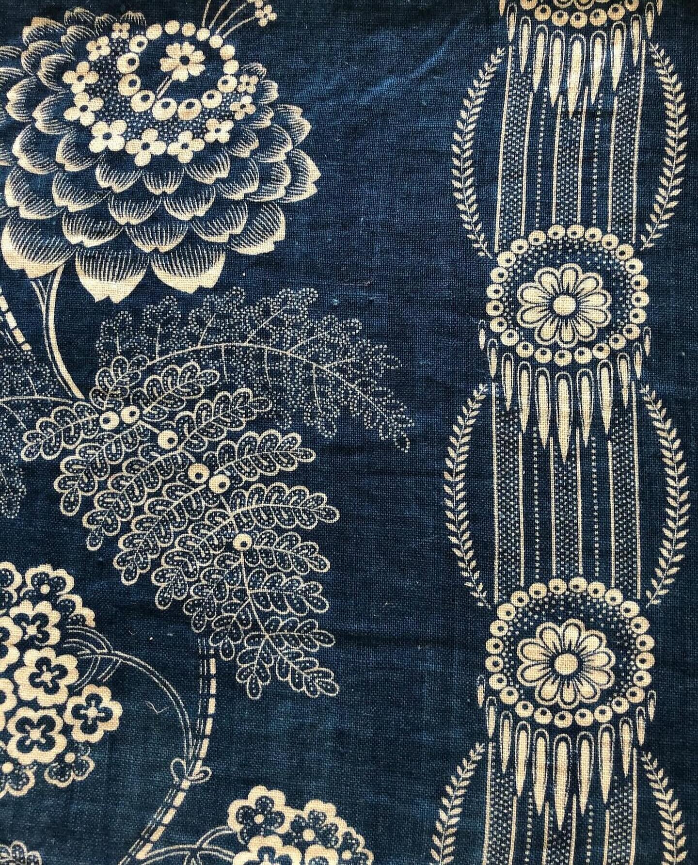 Japanese indigo textile design, 1830&rsquo;s.
RG @nicolefabredesigns 

#indigo #katazome #japanesetextile #textiledesign #indigotextile #printdesign #stencilprint #antiquetextiles #indigopattern #indigodesign #antiquetextile #floralpattern