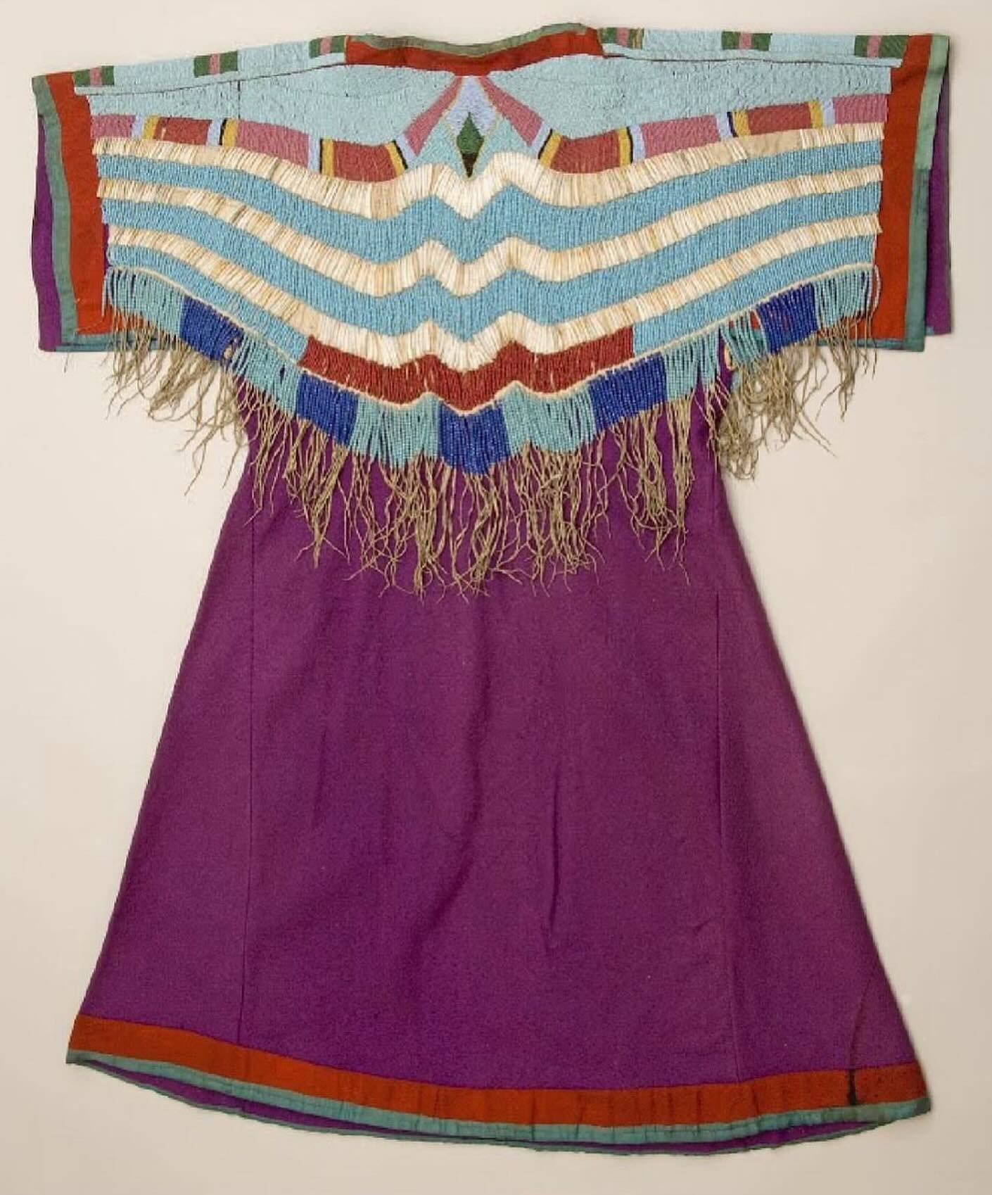 Wonderful colours!
A &ldquo;wing dress&rdquo; made of felt and buffalo hide bands embellished with glass beads. This dress is from the collection of #nezpearce National Historic Park.
RG @the_art_of_dress 

#indigenousfashion #theartofdress #colourin