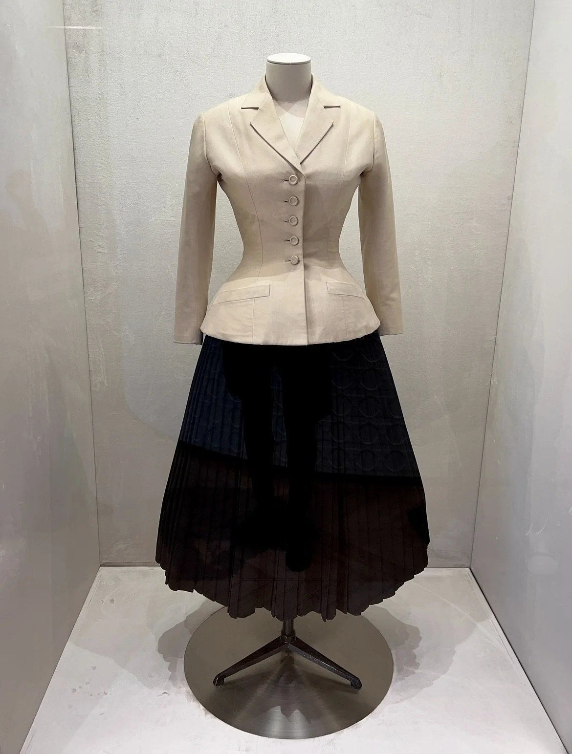 Textile meetings, an exhibition, a special visit to Dior and a lovely stroll.
Such a wonderful day in Paris&hellip;

#dior #christiandior #fashion #boursedecommerce #textilearchive #fashionarchive #dior1947 #textiledesigns #designinspiration #sophier