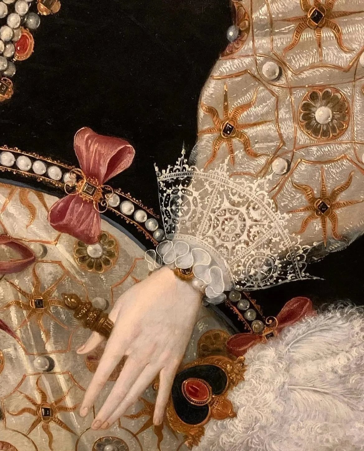 A wonderful visit to the Queens House to see the Armada Portrait of Queen Elizabeth I, the magnificent tulip staircase and the breathtaking view of Greenwich. A perfect start to 2026!

#thequeenshouse #queenelizabeth1 #thearmadaportrait #elizabethanc