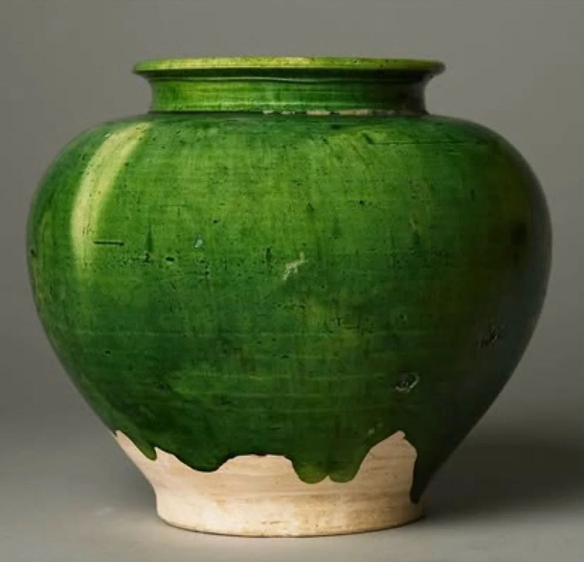 Such an exquisite shape and fabulous shade of green.

Hard to believe this vibrant green Chinese earthenware glazed jar is over 1000 years old. It was produced in the 8th century during the Tang dynasty.
RG @ashmoleanmuseum

#chineseceramics #colouri