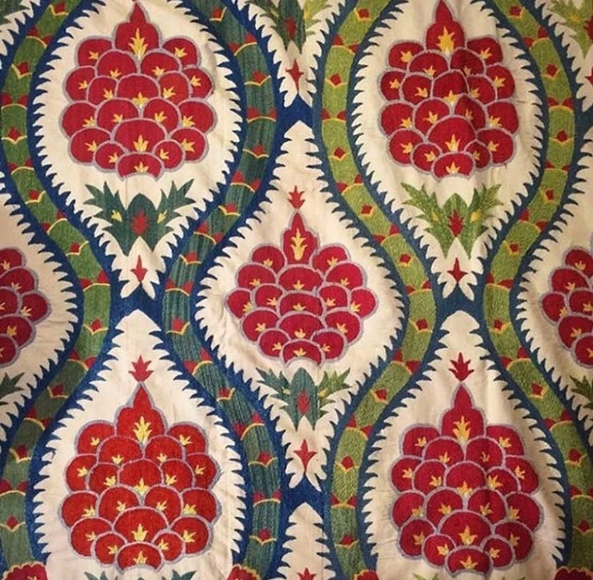A detail of a superb Suzani from the collection of @lizziemontgomerydesign 

#suzani #suzaniembroidery
#uzbekembroidery #embroideredtextile #colourinspiration