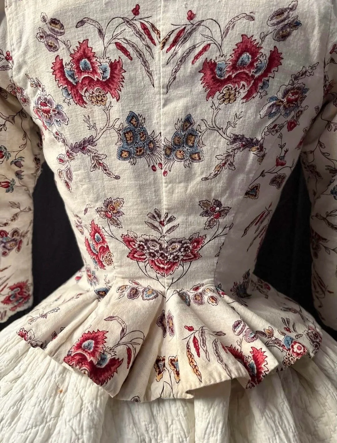 Beautiful French block-printed Indienne, 1780&rsquo;s. 
RG @coraginsburg 

#antiquefrenchtextiles #blockprinttextiles #frenchtextiles #indienne #chintzfabric