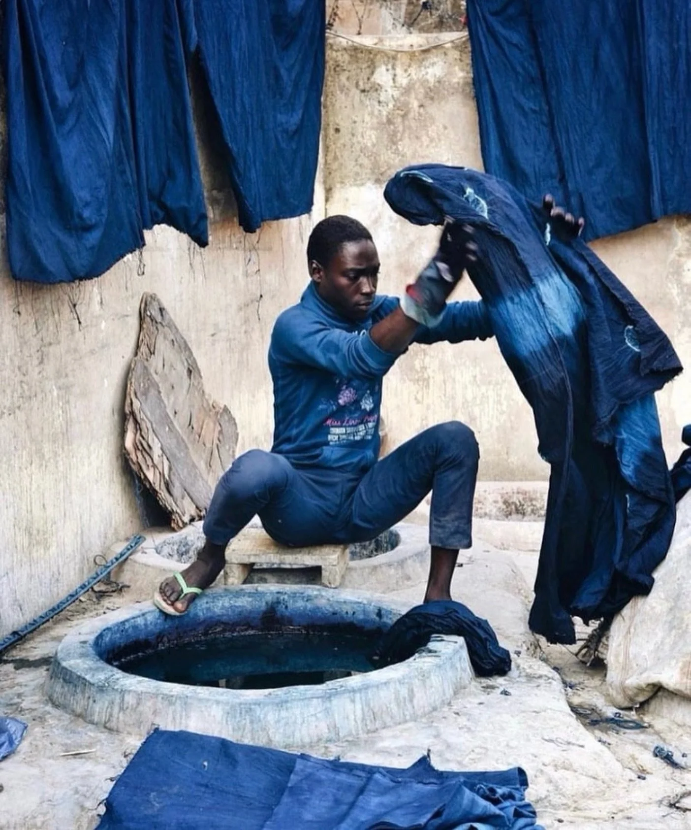 Indigo dyeing by hand in the
&lsquo;Kofar Mata Pits&rsquo; in Kano, Nigeria.
The dyers continue to use the traditional indigo dying ingredients of indigo plant twigs, ash and water.

RG @___gathering___ 
via @trippin.world with
photos by @thehiddenfr