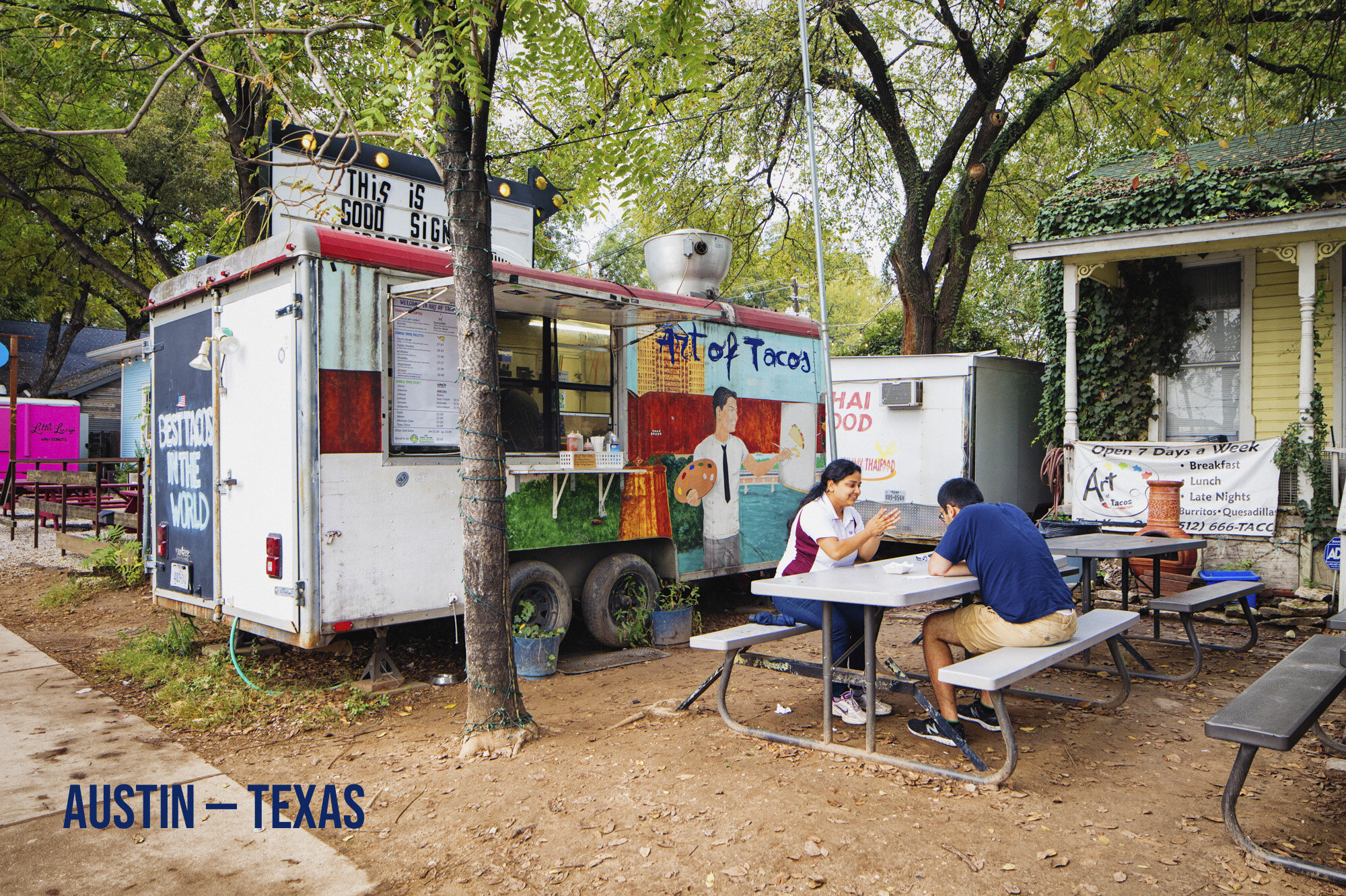   Austin  — Texas — USA — 7 novembre 2016 — Installés à une table de pique-nique de la rue Rainey, deux clients du food truck ''Art of tacos'' partagent un repas.&nbsp; —  Nicolas McComber  