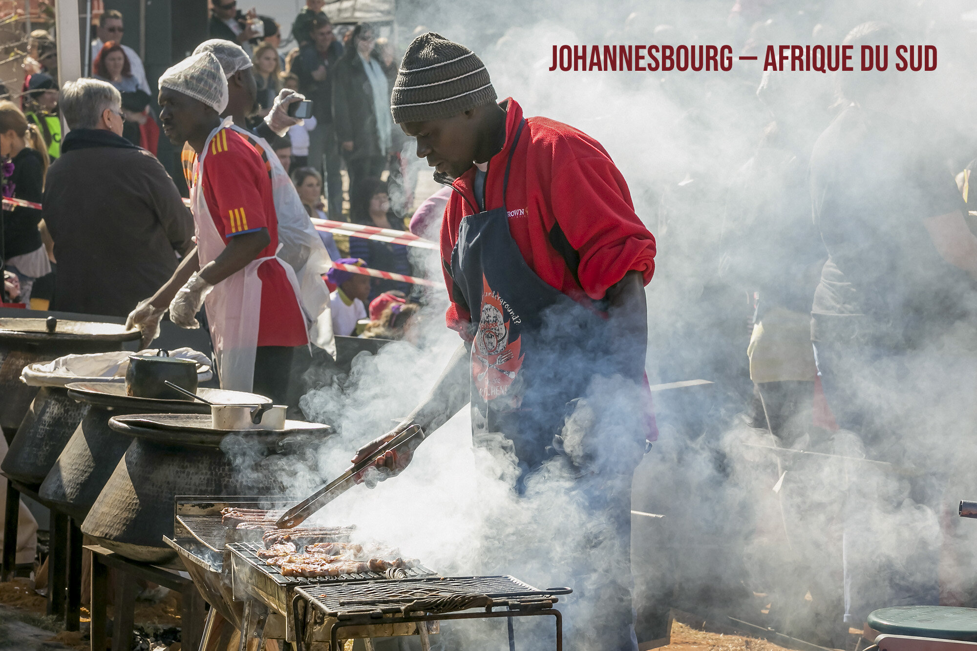   Johannesbourg  — Afrique du Sud — 7 juin 2014 — À un marché fermier, deux cuisiniers, debout à leur stand, préparent des plats à base de grillades. —  Sunshine Seeds  