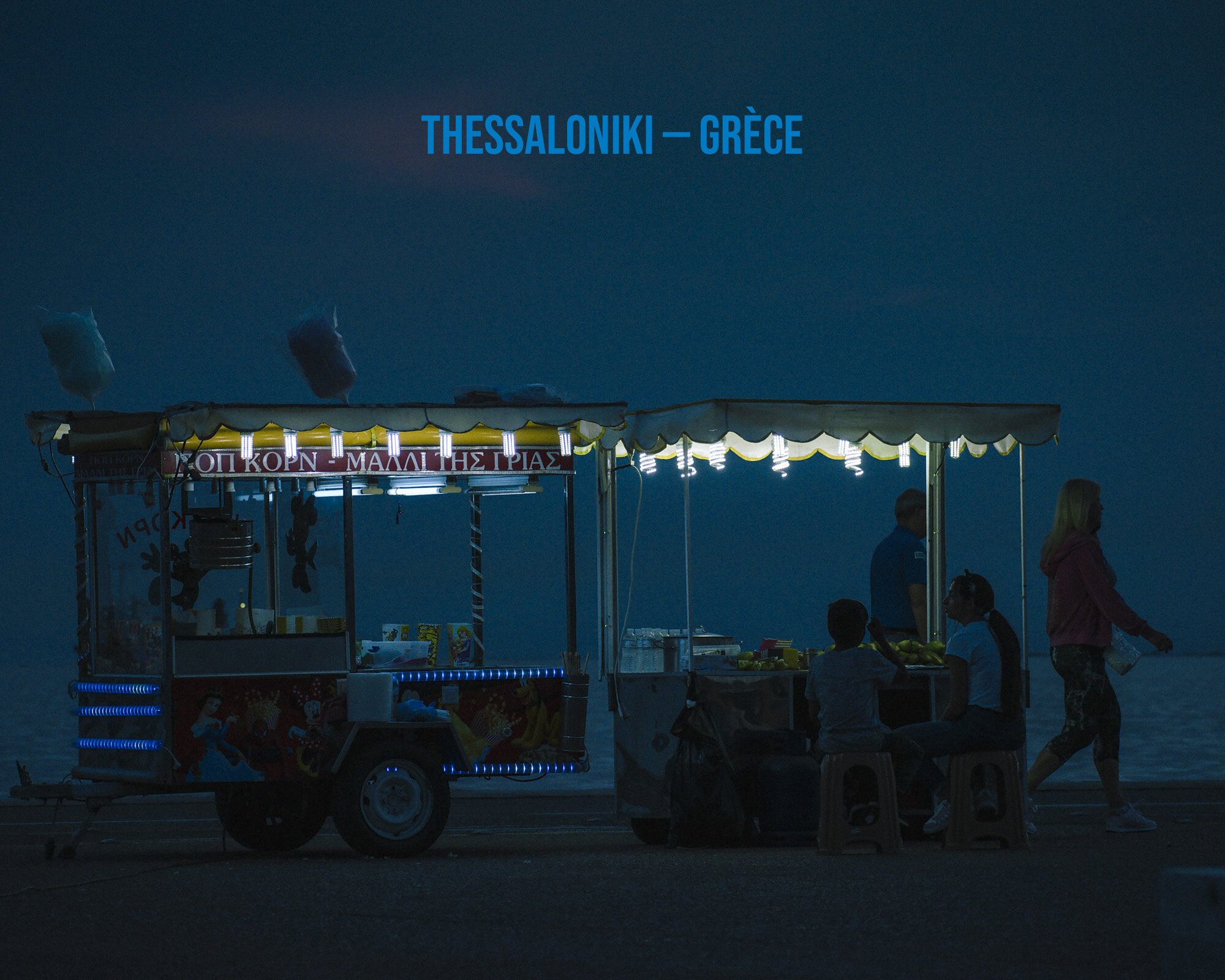   Thessaloniki  — Grèce — 2020 — Chariots d’épis grillés &amp; de maïs soufflé à la tombée du jour. —  Elena Theodoridou   