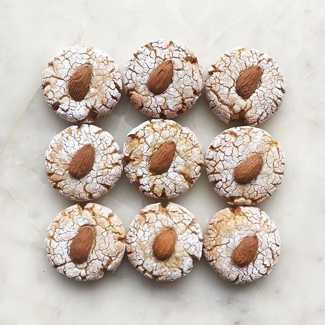 Soft and chewy amaretti. 
I managed to make the EXACT amount that I needed for orders this week which was annoying because firstly I couldn&rsquo;t eat any and secondly I just dropped one so I&rsquo;m now rushing around making another batch 🤦🏻&zwj;