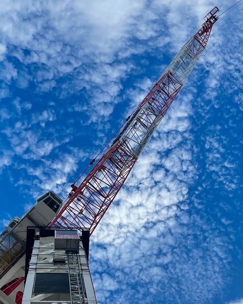 The sky&rsquo;s the limit with Reds Global! Picture credits to Leighton Sowerby, who perfectly captured our TC1 at the Hutchies project in Macquarie Park.

#RedsGlobal #TowerCranes #CranesAustralia #Hutchies