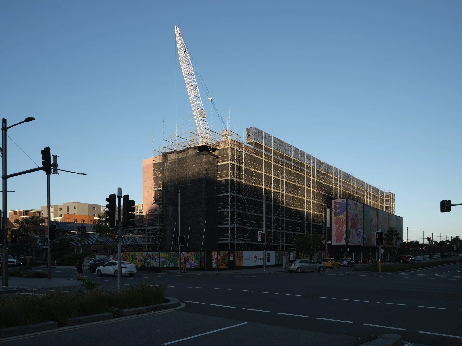 Last week, Reds Global successfully dismantled the Favco MK380 tower crane from Hutchies&rsquo; Green Square Integrated Community Facility and School in Zetland. Using a 400T mobile crane positioned on Zetland Avenue, our team executed the lift with 