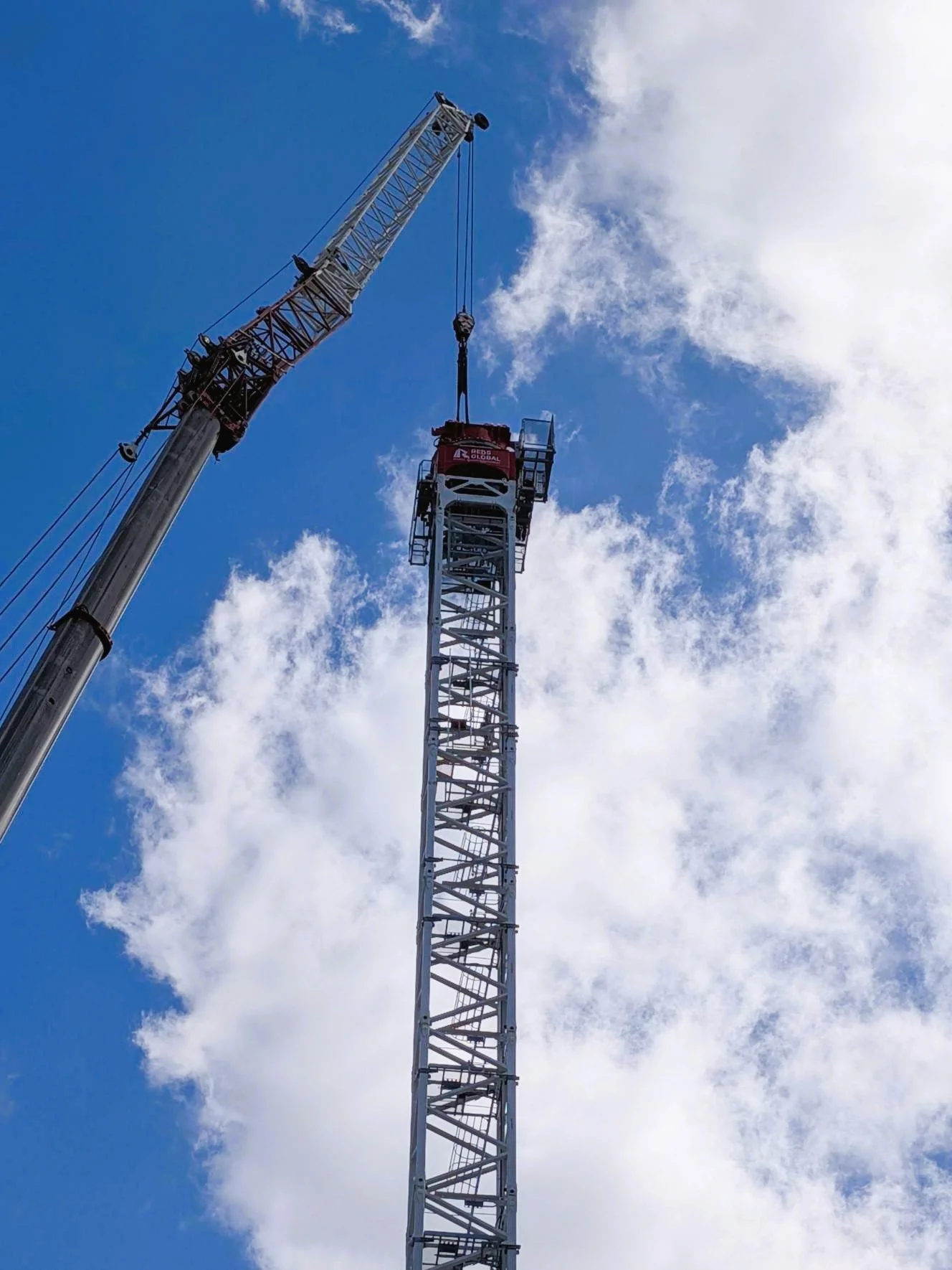 Engineered for the challenge. Delivered with precision. 

Reds Global is proud to have completed the erection of the first of two tower cranes for @fdc_group's @unsw Sydney - G25 Education Building development.

The successful installation of the MCT