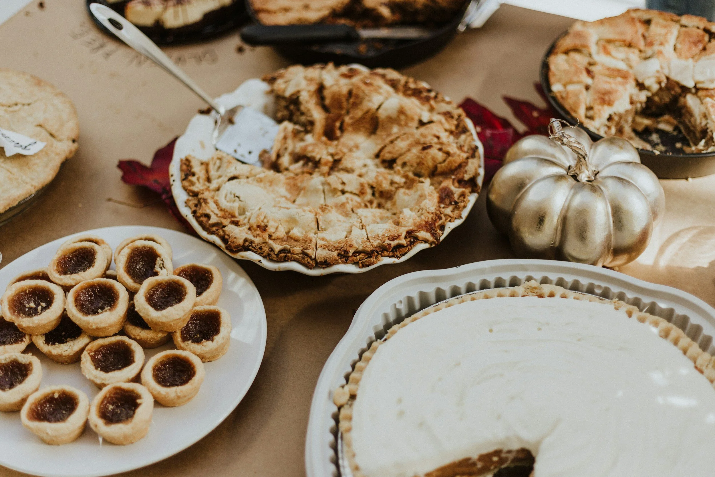 20 Thanksgiving Table Decor Ideas To Avoid That Boring Fall Centerpiece