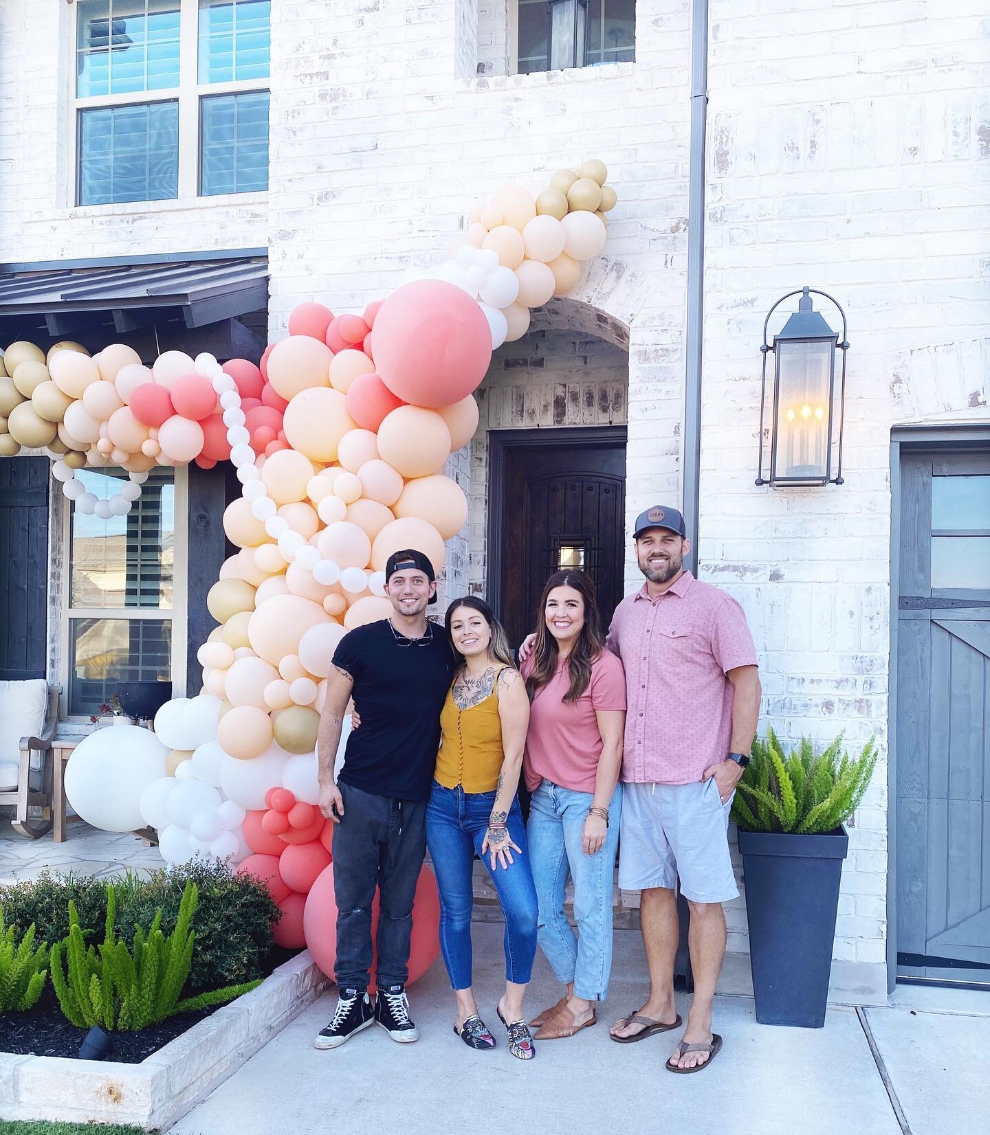 This weekend we bought a house! Well we officially own it as of this weekend 😉.
After closing, @ourfauxfarmhouse had us over and showed us the ropes. Omg you guys they are so sweet. They greeted us with the most beautiful balloon installation and 4 