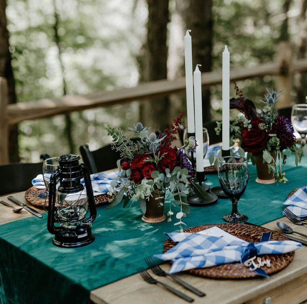 Outdoor wedding seated dinner