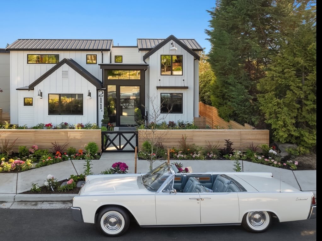 Just Listed- KIRKLAND // $5.25mm
⚓️ This exquisite West of Market custom-built Modern Farmhouse by LNL Builds offers breathtaking lake, city &amp; mountains views from its open-concept main floor &amp; primary decks. Gourmet kitchen boasts stunning C
