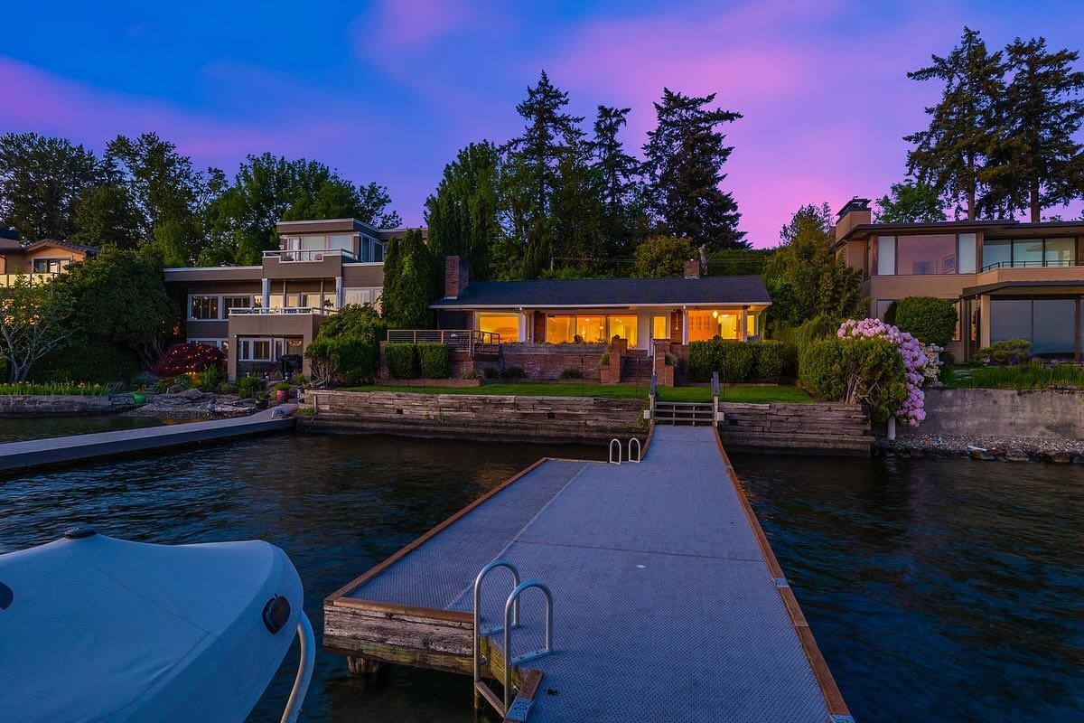 Just Listed- KIRKLAND, WA // $8.5mm ⚓️ 
🛥️ Plunge into waterfront luxury on Kirkland&rsquo;s prestigious Gold Coast with this rare offering. This charming rambler invites you to envision your future within its historic architecture and stunning lake