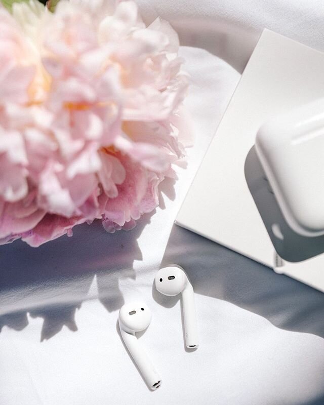 **GIVEAWAY ALERT** since we are LIVE and it's LeeAnn's birthday, we thought we would do a fun giveawy to give back! .
.
To enter this AirPods giveaway, all you need to do is:
&bull; Follow @noordinarymomentpod &amp; @leeannsauter
&bull; Subscribe to 