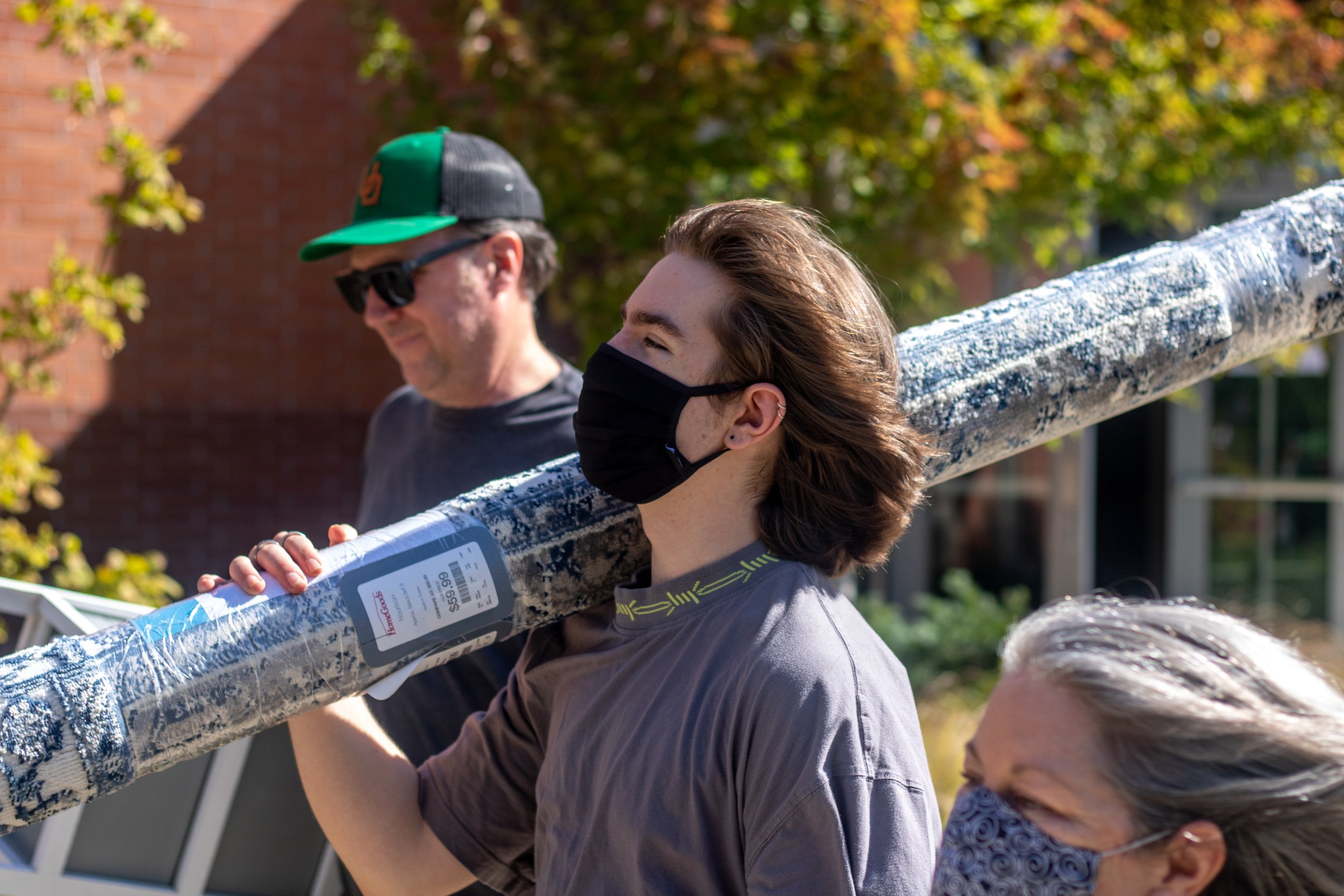 Liam Sack (center) walks with his parents while moving in on move in day, September 23, 2021. University of Oregon students are preparing to resume in person activities across campus during fall term. (Will Geschke/Emerald)