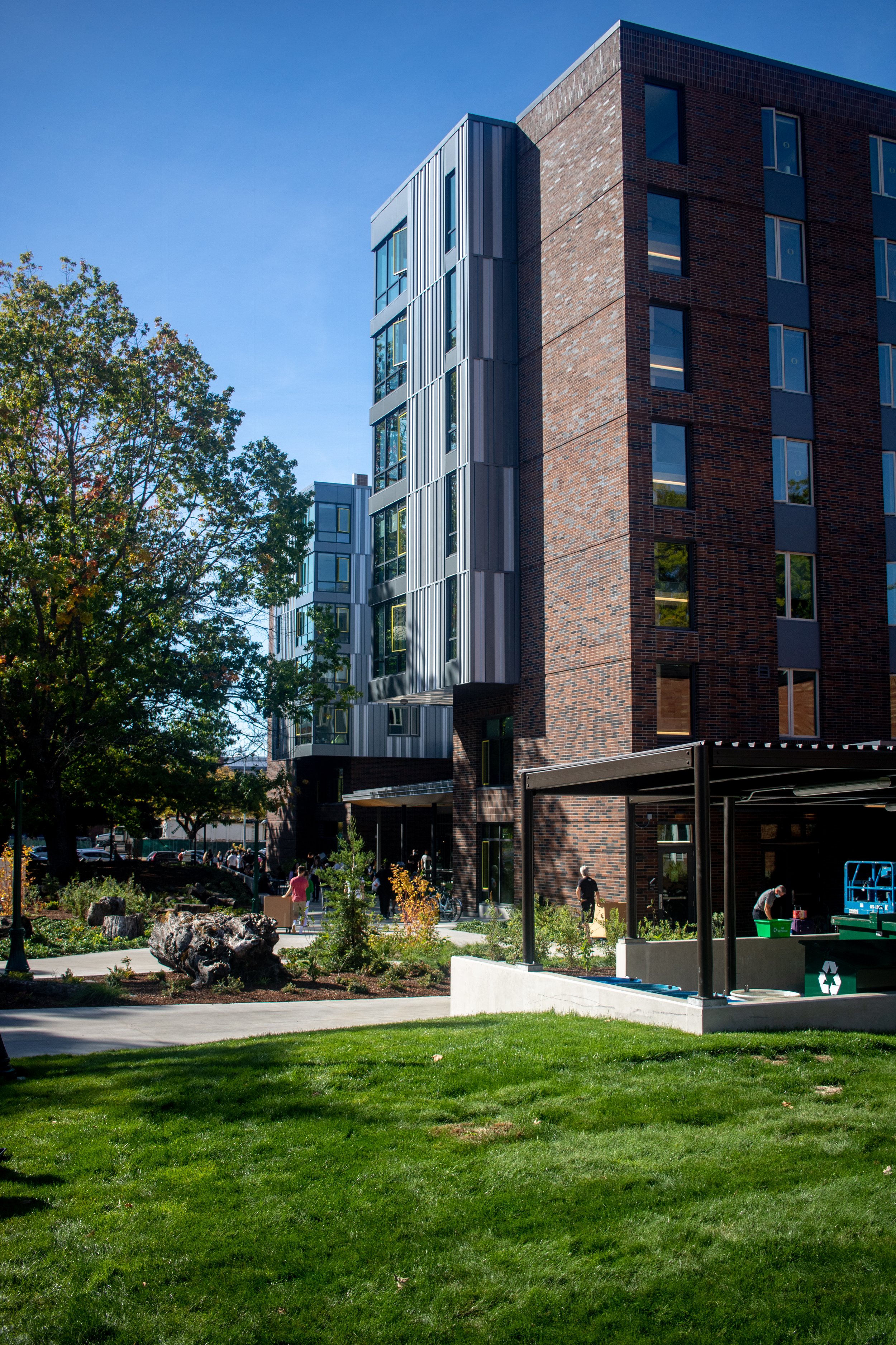 Students and family assist with moving into the University of Oregon's newest residence hall, Unthank. University of Oregon students are preparing to resume in person activities across campus during fall term. (Will Geschke/Emerald)